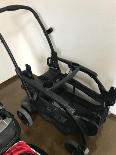 双子用ベビーカーとチャイルドシート