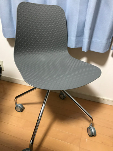 グレーの椅子