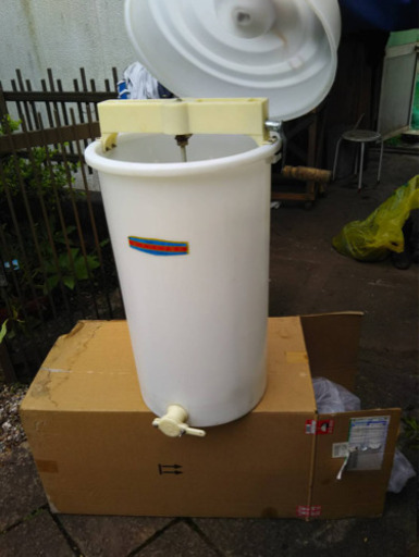 取引終了　ハチミツ作りに　プラスチック分離器