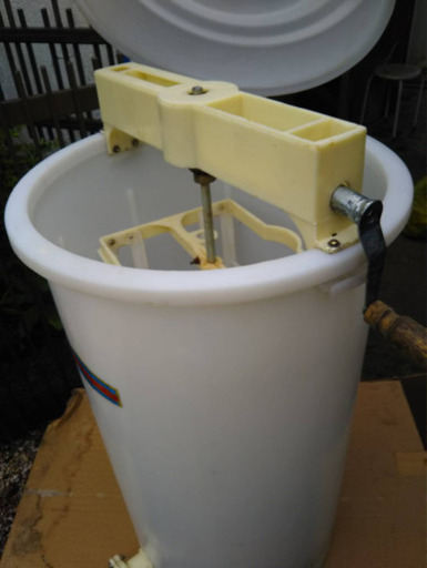 取引終了　ハチミツ作りに　プラスチック分離器