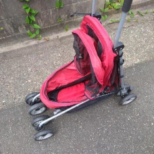 ベビーカー　赤