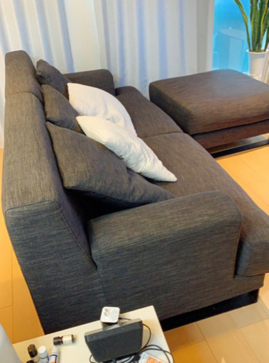 オシャレな3人掛けソファーとグラステーブルセット