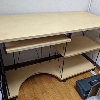 取引中　古いパソコンデスク　無料です。