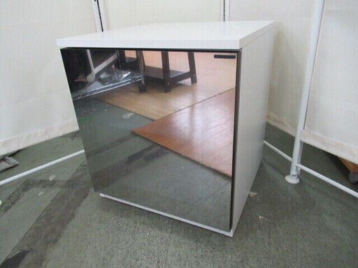 J1391/サイドテーブル/ナイトテーブル/ミラーガラス扉/プッシュオープンタイプ/左開き/ホワイト/中古品/