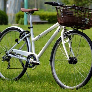【原価割れ】アルミフレーム7段変速クロスバイク 前カゴ泥除け前後高機能オートライト馬蹄錠のフル装備 名古屋近郊配達応談 Alloy-frame 7-speed hybrid bike with baskets, mudguards, hub-dynamo lights and frame-fixed lockの画像