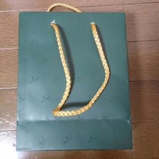紙袋とケース