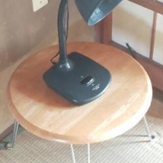 丸テーブルと電気スタンドのセット  