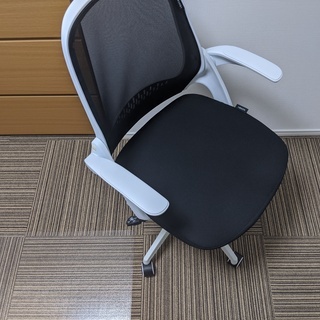 Hbada 椅子 オフィスチェア デスクチェア イス 跳ね上げ式アームレスト コンパクト 約120度ロッキング 360度回転 座面昇降 強化ナイロン樹脂ベース シリンダーカバーがないの画像