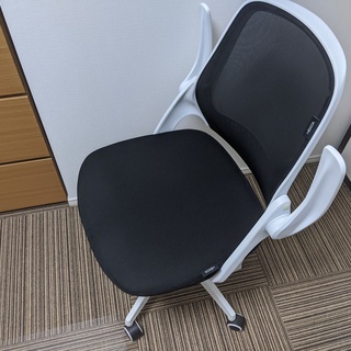 Hbada 椅子 オフィスチェア デスクチェア イス 跳ね上げ式アームレスト コンパクト 約120度ロッキング 360度回転 座面昇降 強化ナイロン樹脂ベース シリンダーカバーがないの画像