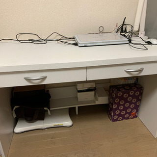 【取りに来られる方へ譲ります】白い勉強机