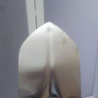 4WDの車、ジムニーなどに背面スコップの画像