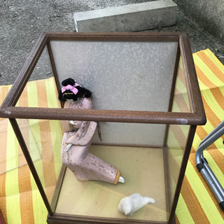 木目込み日本人形何故か台座が無いので何方か製作しておられる方もらって下さい。ケース付きの画像