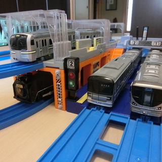 ガチャっとアクションステーション複線レールと車両4編成セット　プラレールの画像