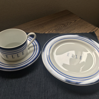 【新品未使用】食器　ELLE ペアカップ&お皿のセットの画像