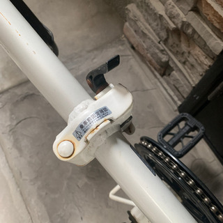 室内保管 折り畳み自転車 20インチ ホワイト 鍵 ライト付きの画像