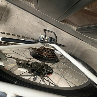 室内保管 折り畳み自転車 20インチ ホワイト 鍵 ライト付きの画像