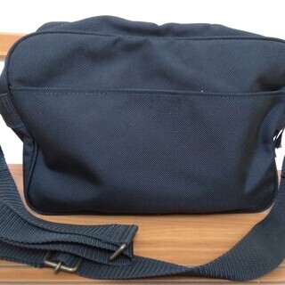 【中古】キャンバス地黒ショルダーバッグ　旅行などに収納力抜群の画像