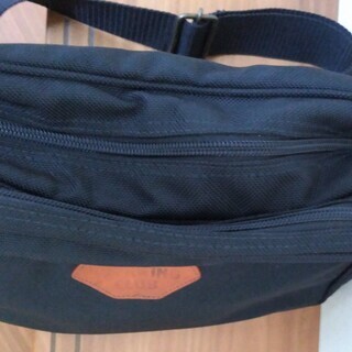 【中古】キャンバス地黒ショルダーバッグ　旅行などに収納力抜群の画像