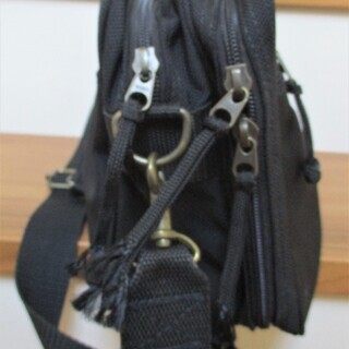 【中古】キャンバス地黒ショルダーバッグ　旅行などに収納力抜群の画像