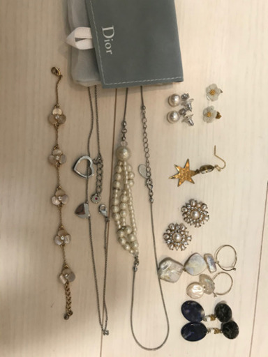 ピアス　ネックレス　アクセサリーケース　Dior Tiffany