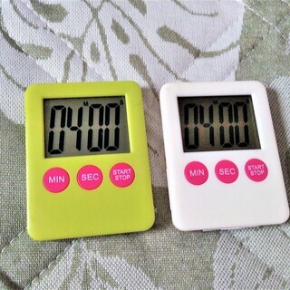 キッチンタイマー中古品　新しい電池に入れ替えました１つ￥５０円