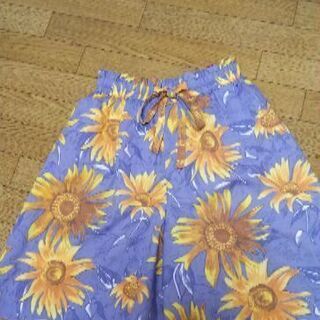 ヒマワリ柄ショートパンツ　新品　Mサイズ