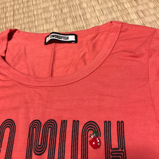 SWORDFISHのTシャツ　胸のリンゴチャームが可愛いの画像