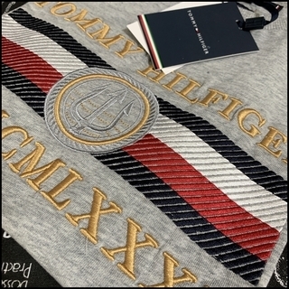 凝った刺繍がすごい Tシャツ グレーS　TOMMY HILFIGERの画像