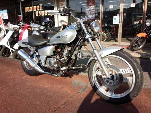 NO.3358　マグナ５０ （ＭＡＧＮＡ）　４サイクル　クラッチ付き４速ミッション　シルバー　☆彡