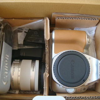 【展示品】(中古美品）キャノン Canon EOS Kiss X9 EF-S18-55 IS STM レンズキット シルバー色 元箱付の画像