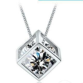 クリスタルネックレスの画像