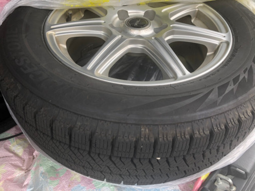 ブリジストンスタッドレス215/60R16 1シーズンのみ使用