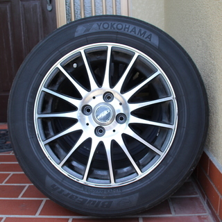 格安！！値段を下げました！タイヤをオシャレに変身しませんか？アルミホイール付きタイヤ４本　ほぼタダ同然！？　（希望により、指定場所にてその場で取り付けます）の画像