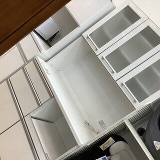 ニトリのシンプルなホワイトの3枚扉レンジボードです！