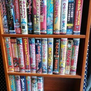 ウルトラマンシリーズVHSビデオ木製ラックをまとめての画像