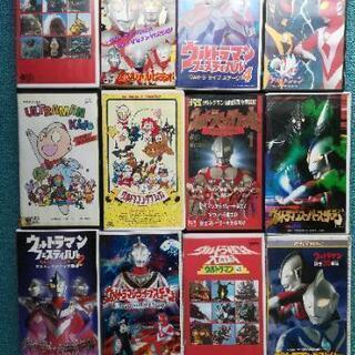 ウルトラマンシリーズVHSビデオ木製ラックをまとめての画像