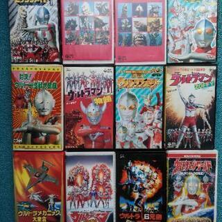 ウルトラマンシリーズVHSビデオ木製ラックをまとめての画像