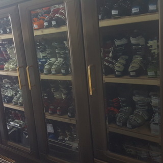 素敵な大きなガラス棚