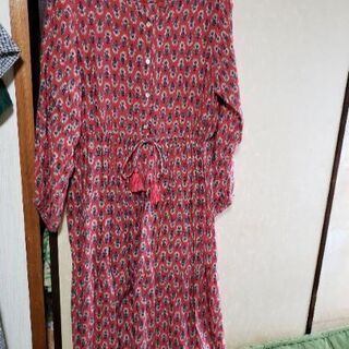 綺麗な柄の天然素材のワンピースの画像