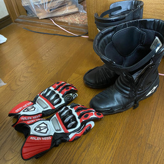レーシングスーツ、ブーツ、グローブ