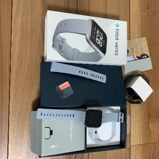 フィットネストラッカー Fitbit Versa グレー