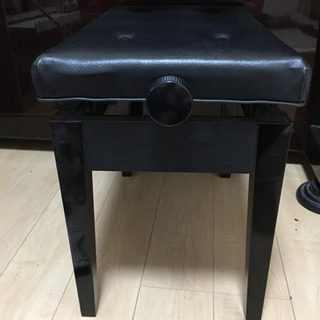 ピアノと椅子セットの画像