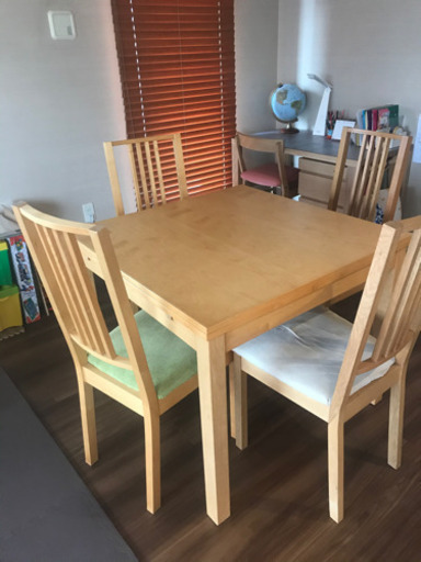 ダイニングテーブルと椅子4脚