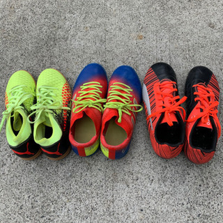 サッカーシューズ　３足セットとキーパーグローブ