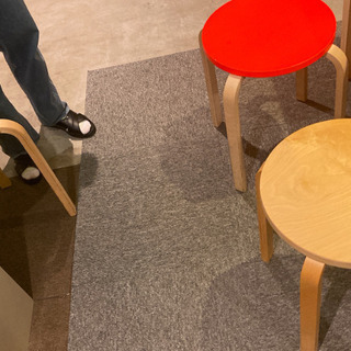木のカラフル椅子　オレンジ・黄緑セットの画像