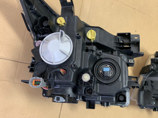 E52エルグランド  前期ヘッドライト