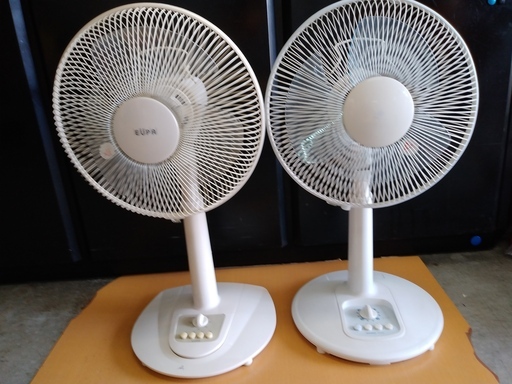 短期使用中古格安 扇風機　３０ｃｍ、丈夫な押しボタン、背高約９０～６０ｃｍ伸長、約３５～３８ｗ、３０～１８０分５段タイマー・首振り前後左右機能付き、テクノマツオ、ＪＧＡ製ホワイト、各１台、使用感少。