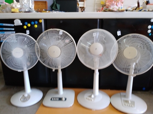 短期使用中古格安 扇風機　３０ｃｍ、丈夫な押しボタン、背高約９０～６０ｃｍ伸長、約４２～４６ｗ、３０～１８０分５段タイマー・首振り機能付き、ＹＡＭＡＺＥＮ製ホワイト、ＹＬＦ－３０６Ｌ（３）他全５台。使用感少。