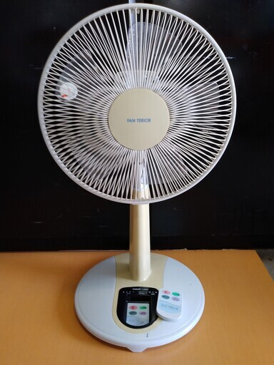 短期使用中古格安 扇風機　３０ｃｍ、リモコン付き1台限り、背高約９０～６０ｃｍ伸長、マイコン、約４５ｗ、１～２・４・８時間タイマー・リズム扇・首振り機能付き、ユアサ・ツートン製ＹＴ－３０３ＥＲ。０４年使用感少。