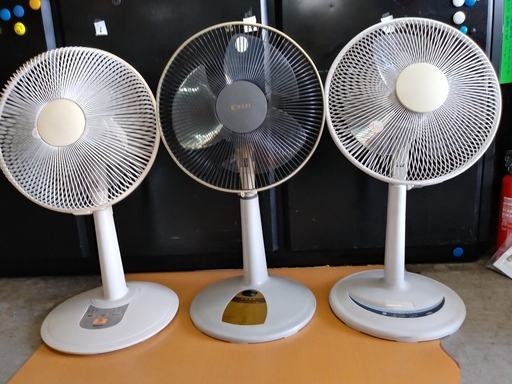 短期使用中古格安 扇風機　３０ｃｍ、背高約９０～６０ｃｍ伸長、マイコン、約４５ｗ、１～４・８時間タイマー・リズム扇・首振り機能付き、ナショナル（１）・ユアサ製（１）各１台。使用感少。